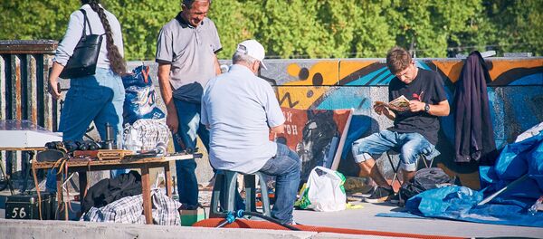 Безработные на блошином рынке на Сухом мосту - Sputnik Грузия