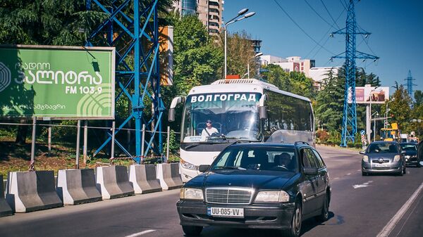Туристы из России едут на экскурсионном автобусе по столице Грузии - Sputnik Грузия