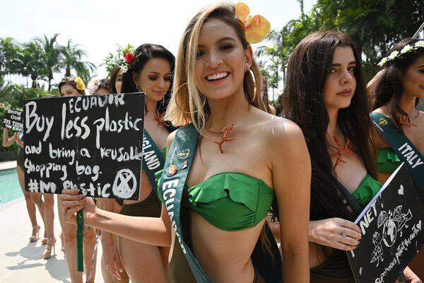 Претендентка из Эквадора на звание Мисс Земля 2019 с плакатом в защиту планеты - Sputnik Грузия