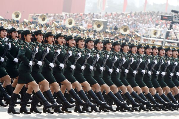 Солдаты Народно-освободительной армии (НОАК) маршируют во время военного парада, посвященного 70-й годовщине основания Китайской Народной Республики, в Пекине - Sputnik Грузия