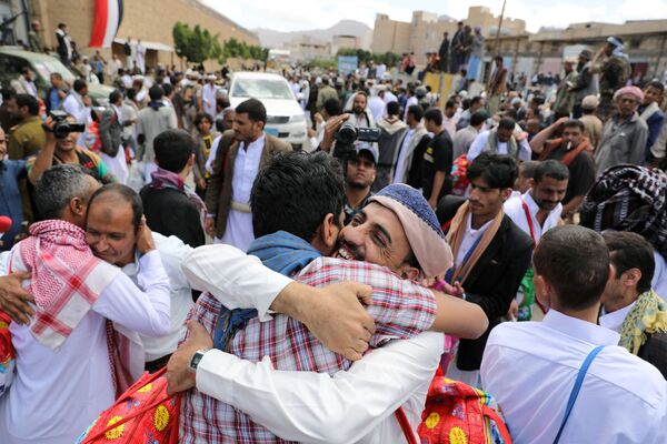 Заключенные обнимают родственников после того, как хуситы освободили их из центральной тюрьмы Саны, Йемен - Sputnik Грузия