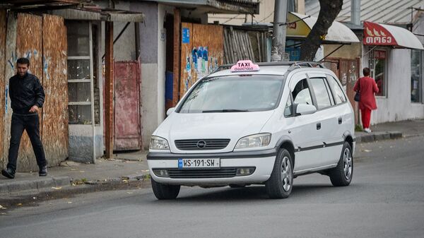 Такси белого цвета в грузинской столице - Sputnik Грузия