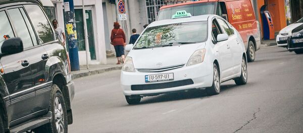 Такси белого цвета в грузинской столице - Sputnik Грузия