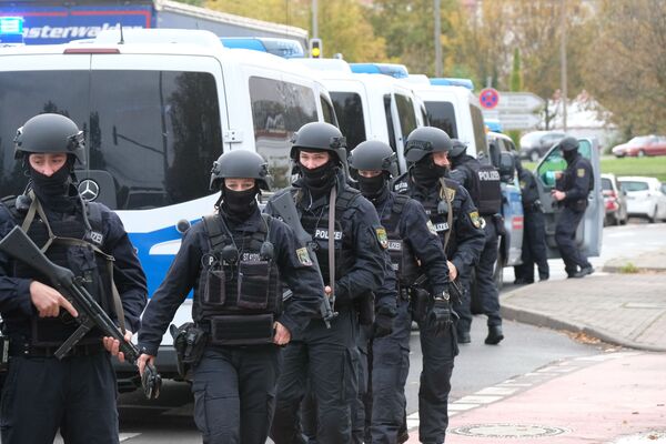 После происшествия в Галле полиция усилила контроль на вокзалах и в аэропортах Саксонии, Тюрингии и Саксонии-Анхальт - Sputnik Грузия