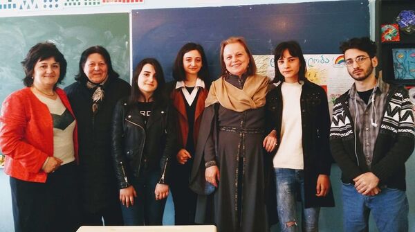 პოეტი გოგო მილენიალების თაობიდან და ასაკით მასზე უფროსი მუზა პოეტი გოგო მილენიალების თაობიდან და ასაკით მასზე უფროსი მუზა - Sputnik საქართველო