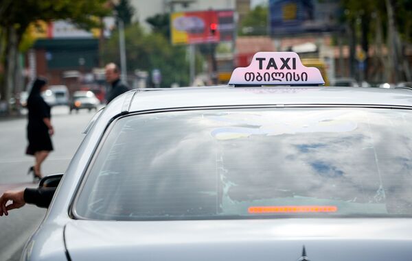 Белым бульдозером по цветным такси, или Сомнительные оттенки столичной реформы - Sputnik Грузия