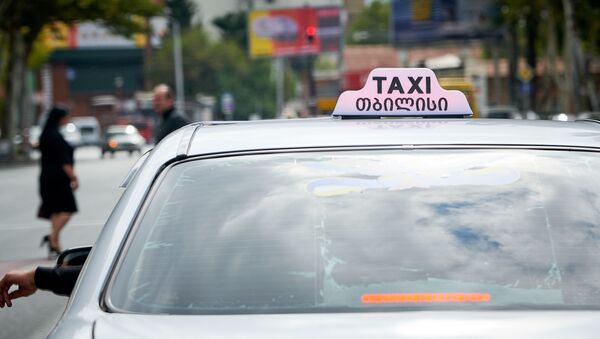 Белые такси на улицах грузинской столицы - Sputnik Грузия