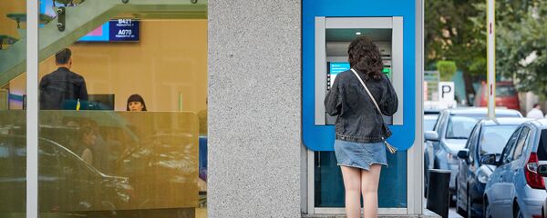 გოგონა TBC bank-ის ბანკომატთან გოგონა TBC bank-ის ბანკომატთან - Sputnik საქართველო