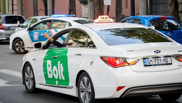 Белые такси на улицах грузинской столицы. Машина компании Bolt - Sputnik Грузия