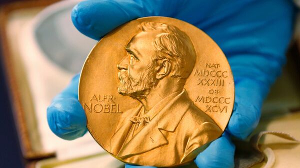 Нобелевская медаль вручается с Нобелевской премией - Sputnik Грузия
