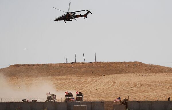 Это фото было сделано незадолго до начала военной операции Турции. На снимке турецкий военный вертолет пролетает над рекой, когда турецкие и американские войска возвращаются из совместного патруля неподалеку от северной границы Сирии - Sputnik Грузия