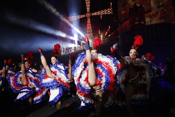 Танцовщицы Мулен Руж во время празднования 130-летия старейшего французского кабаре в Париже - Sputnik Грузия