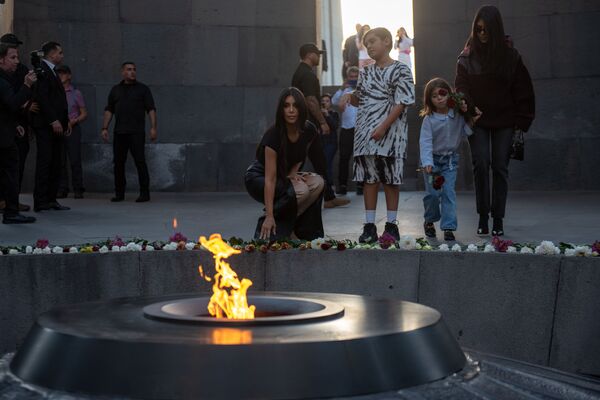 Ким Кардашьян возлагает цветы к Вечному огню на территории мемориального комплекса Цицернакаберд в Ереване - Sputnik Грузия