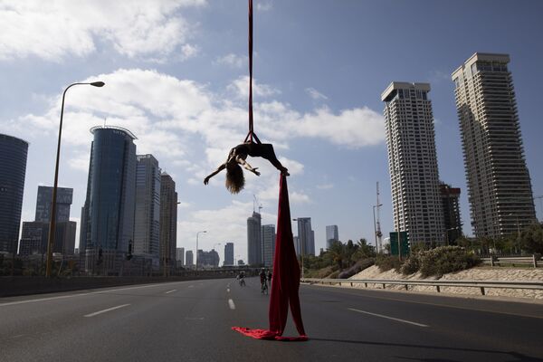 Израильская акробатка выступает на шоссе во время еврейского праздника Yom Kippur в Тель-Авиве, Израиль - Sputnik Грузия