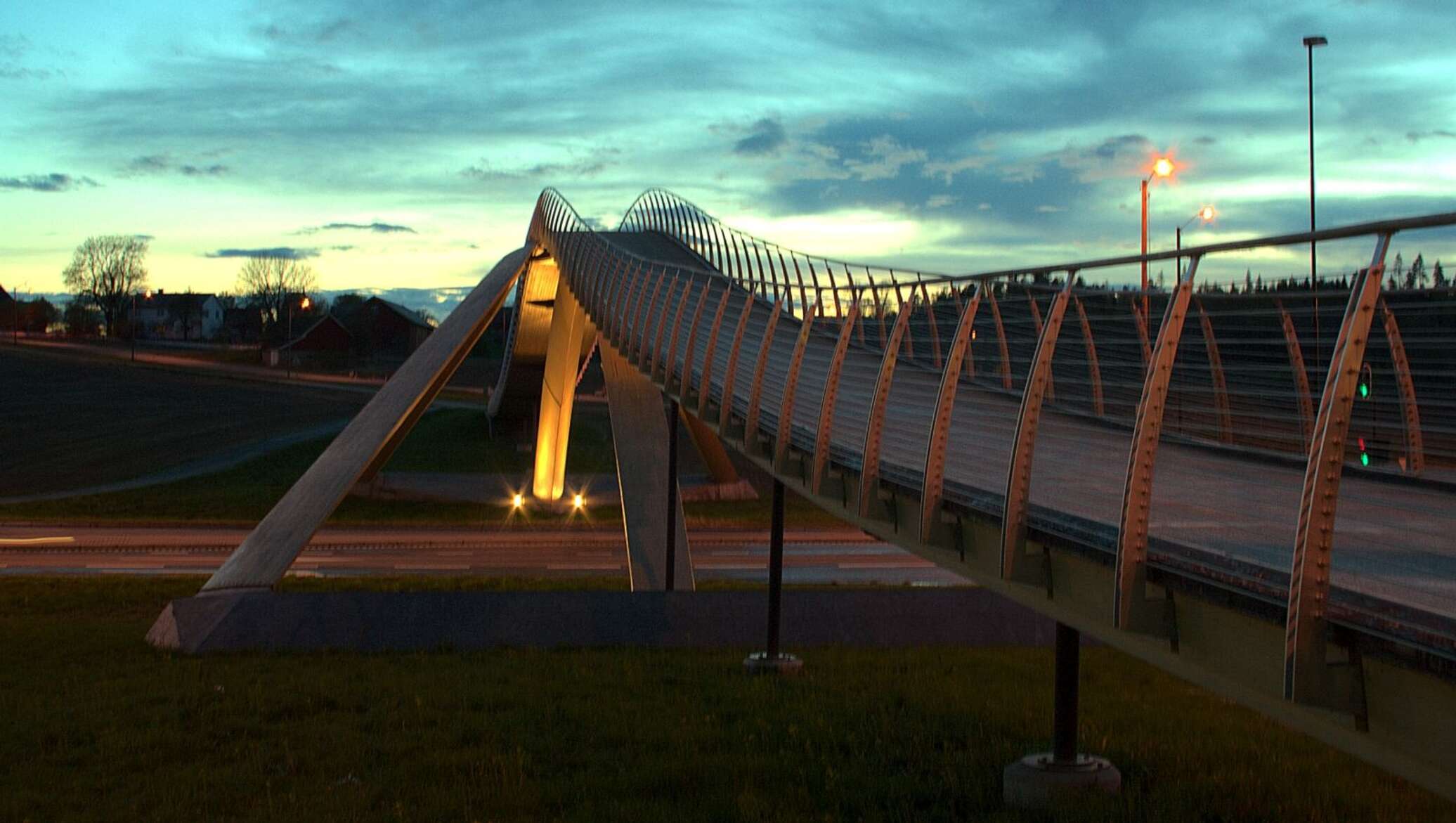 The bridge. Пешеходный мост Леонардо да Винчи. Мост Леонардо да Винчи в Норвегии. Пешеходный мост да Винчи в Норвегии. Мост Леонардо да Винчи в 2001 году Норвегия.