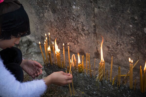 Собравшиеся у храма верующие зажигали свечи в ходе церковной службы - Sputnik Грузия