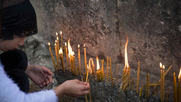 Мцхетоба-Светицховлоба 2019 - как отмечали праздник. Верующие зажигают свечи у храма - Sputnik Грузия