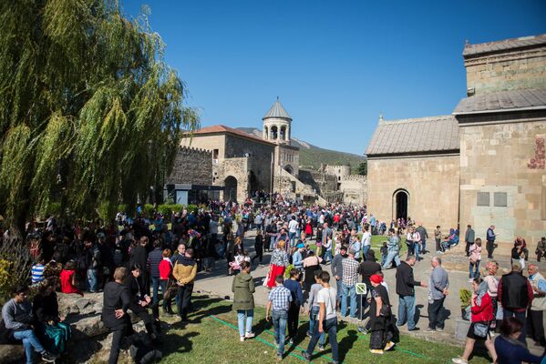 Тысячи людей по традиции в этот день с утра направились к храму Светицховели, чтобы принять участие в праздничной службе - Sputnik Грузия