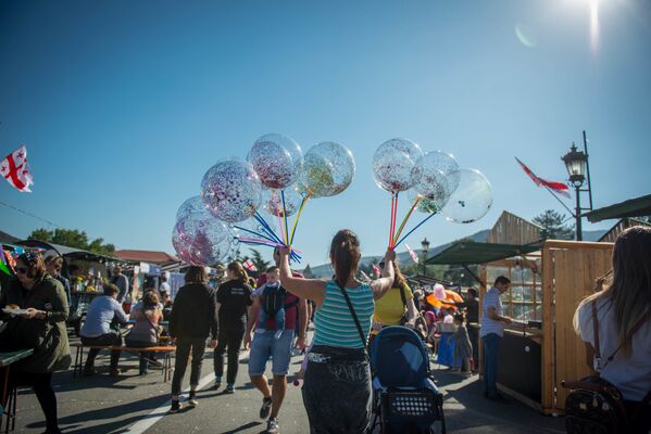Чтобы поддержать праздничное настроение, можно было приобрести яркие воздушные шары - Sputnik Грузия