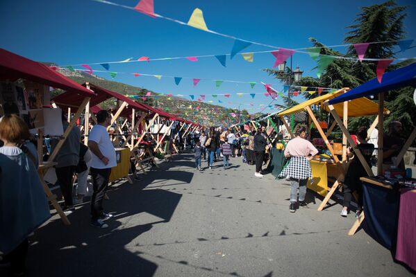 В день Мцхетоба-Светицховлоба прямо в центре города была организована праздничная ярмарка - Sputnik Грузия