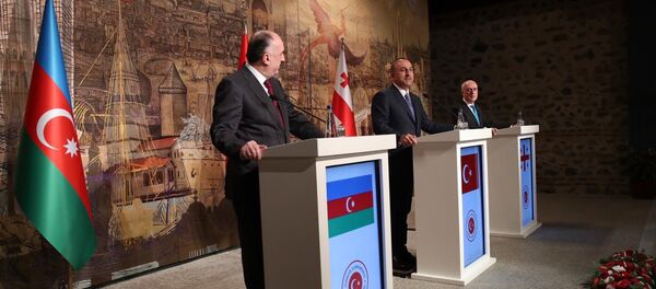 Встреча глав МИД Азербайджана Эльмар Мамедъяров, Турции Мевлют Чавушоглу и Грузии Давида Залкалиани - Sputnik Грузия