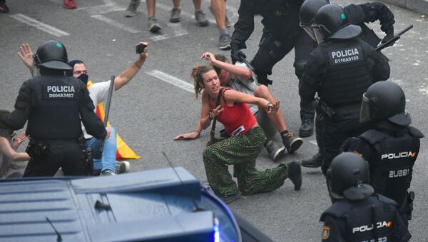 Столкновения протестующих с испанскими полицейскими возле аэропорта Эль-Прат в Барселоне - Sputnik Грузия