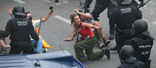 Столкновения протестующих с испанскими полицейскими возле аэропорта Эль-Прат в Барселоне - Sputnik Грузия