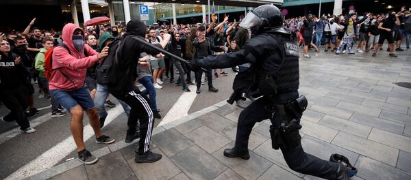Столкновения протестующих с испанскими полицейскими возле аэропорта Эль-Прат в Барселоне - Sputnik Грузия