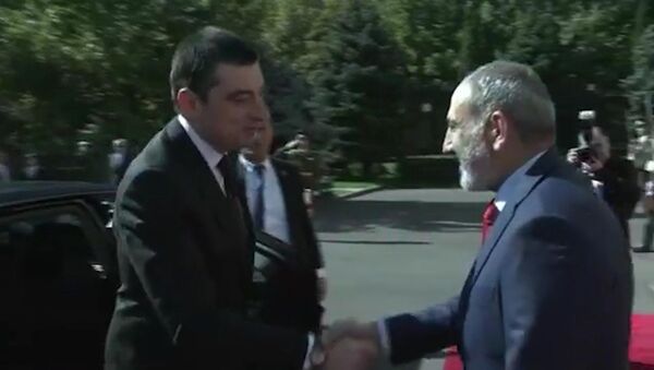 Поздоровались по-русски: Гахария и Пашинян встретились в Ереване - Sputnik Грузия