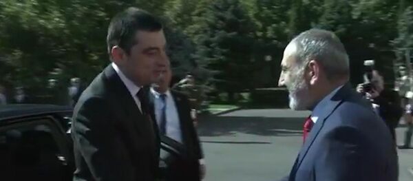 Поздоровались по-русски: Гахария и Пашинян встретились в Ереване - Sputnik Грузия