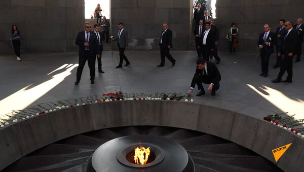Премьер-министр Грузии возложил цветы у вечного огня в Цицернакаберде - видео - Sputnik Грузия