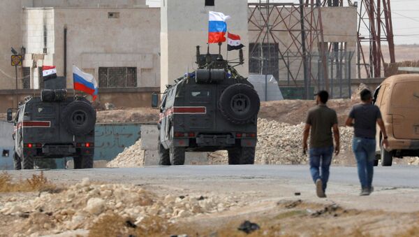 Флаги России и Сирии на военных автомобилях в сирийском городе Манбидж - Sputnik Грузия