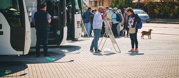 Туристы у автобусов на парковке в городе Мцхета - Sputnik Грузия