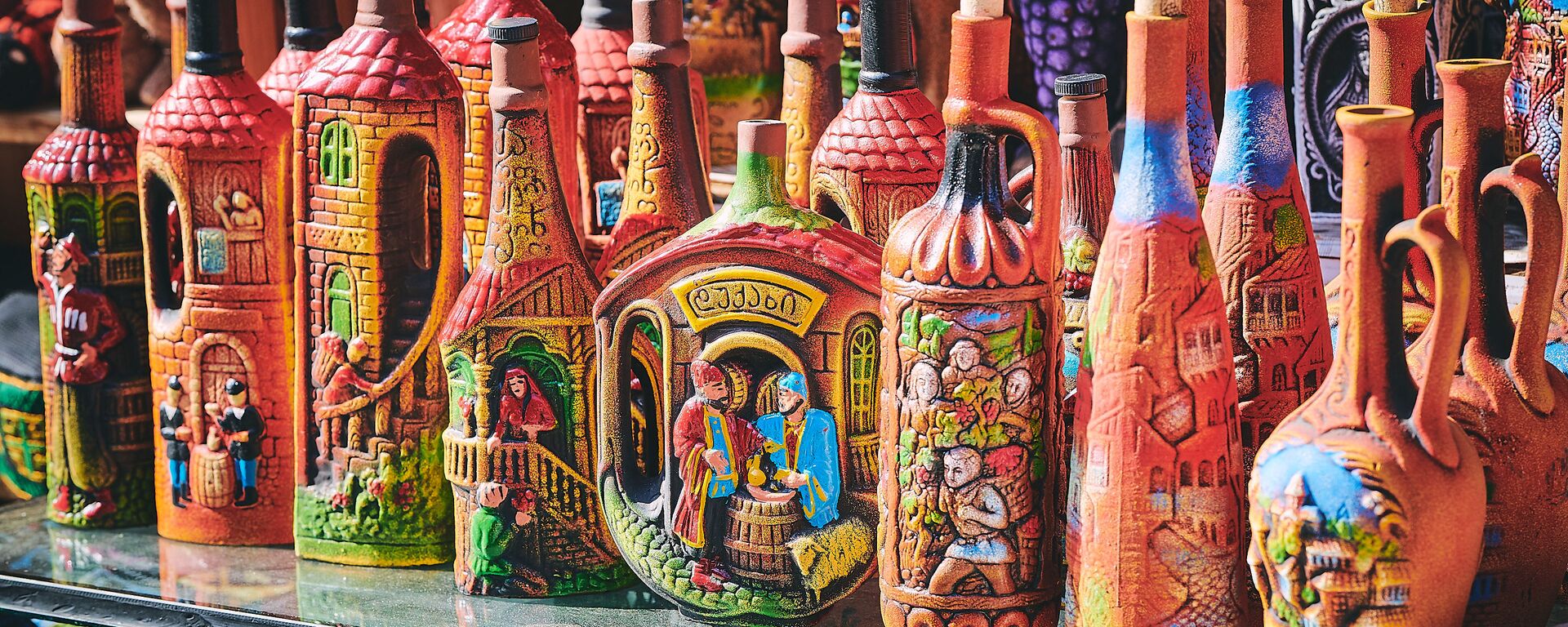 Бутылки с национальными узорами из керамики с грузинским вином - Sputnik Грузия, 1920, 11.12.2019