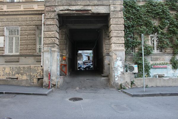 Разрушающийся Тифлис: дом, где жил один из первых грузинских карикатуристов Разрушающийся Тифлис: дом, где жил один из первых грузинских карикатуристов - Sputnik Грузия