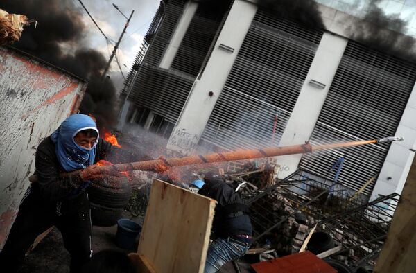 Демонстрант стреляет из самодельного оружия во время протеста в Кито, Эквадор - Sputnik Грузия
