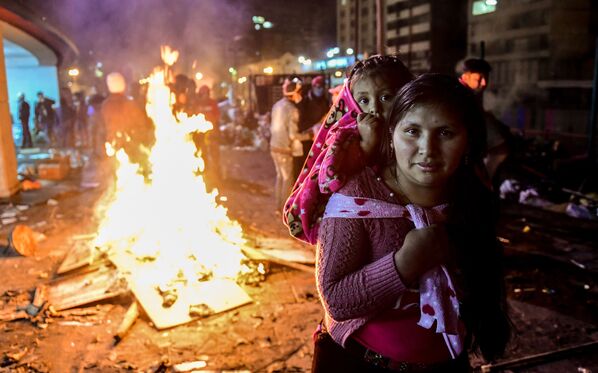 Женщина и ее дочь во время протестов возле Каса-де-ла-Культура в Кито, Эквадор - Sputnik Грузия