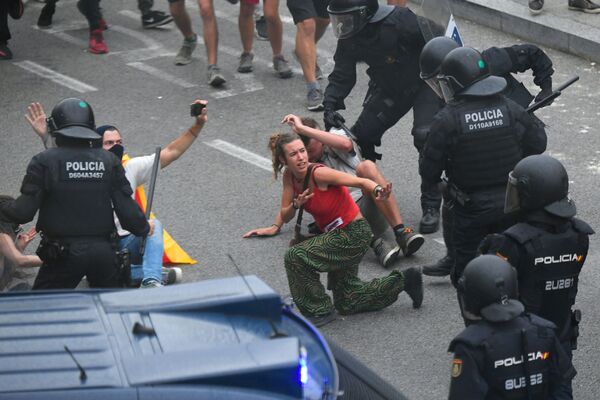 Столкновения протестующих с испанскими полицейскими возле аэропорта Эль-Прат в Барселоне - Sputnik Грузия