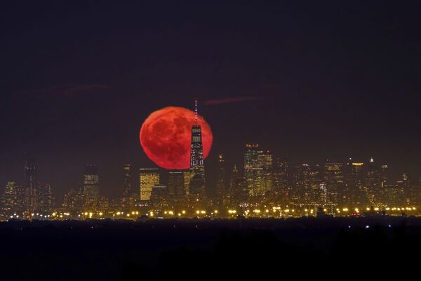 Восход кровавой луны над небоскребами Нью-Йорка - Sputnik Грузия