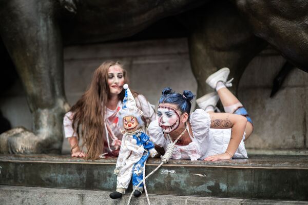 გოგონები ზომბის კოსტიუმებით მონაწილეობენ ღონისძიებაში Zombie Walk პარიზში, საფრანგეთი - Sputnik საქართველო