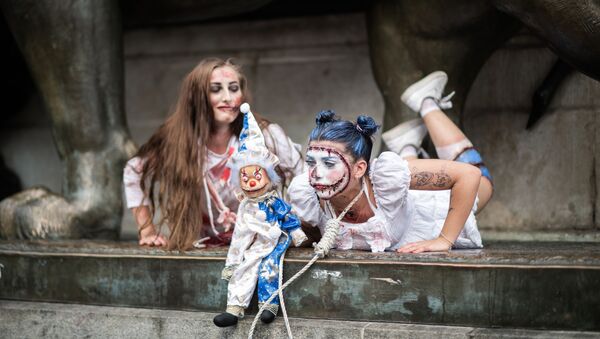 Девушки в костюмах зомби, принимают участие в мероприятии Zombie Walk в Париже, Франция - Sputnik Грузия