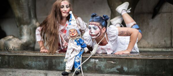 Девушки в костюмах зомби, принимают участие в мероприятии Zombie Walk в Париже, Франция - Sputnik Грузия