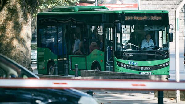 Новый зеленый автобус едет по улице Костава - Sputnik Грузия