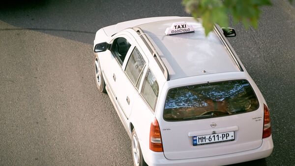Белое такси едет по набережной - Sputnik Грузия