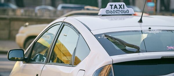 Белое такси на набережной - Sputnik Грузия