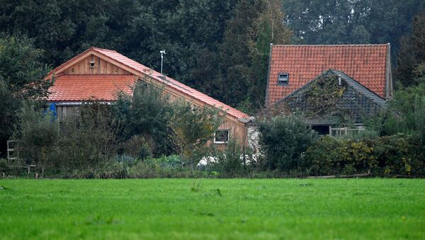 Полиция провинции Дренте в Голландии обнаружила семью из шести человек, которая годами жила в подвале фермы в ожидании «конца времен» - Sputnik Грузия