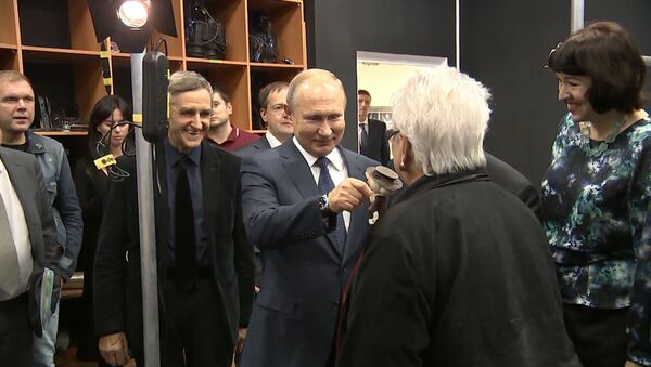 Путин во ВГИКе поздоровался со старухой Шапокляк и познакомился с автором куклы - Sputnik Грузия