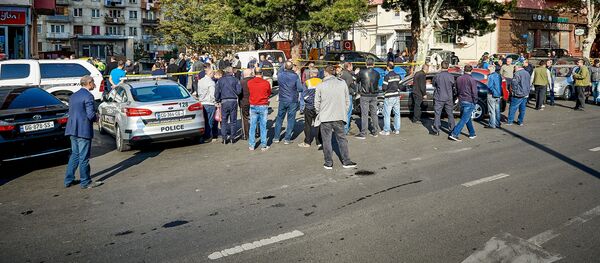 Эвакуированные жители, полицейские и спасатели на месте взрыва в многоэтажном здании на проспекте Гурамишвили - Sputnik Грузия