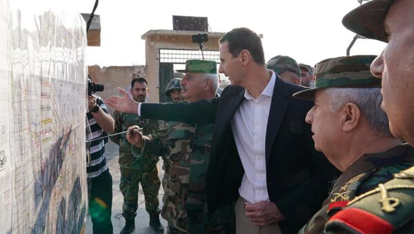 Президент Сирии Башар Асад посетил фронт в провинции Идлиб и недавно освобожденный город Хубейт - Sputnik Грузия