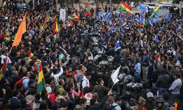 Манифестанты вышли на улицы фактической боливийской столицы Ла-Пас, официальной столицы Сукре, а также Оруро, Санта-Крус, Кочабамбы и Потоси - Sputnik Грузия